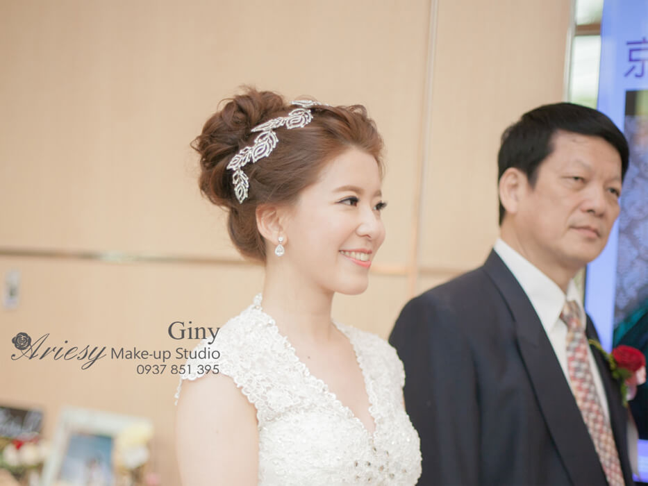 Giny,愛瑞思造型團隊,台北新娘秘書,新娘秘書,清透妝感,蓬鬆盤髮,修剪劉海,歐美手工飾品,新店京采,鮮花造型
