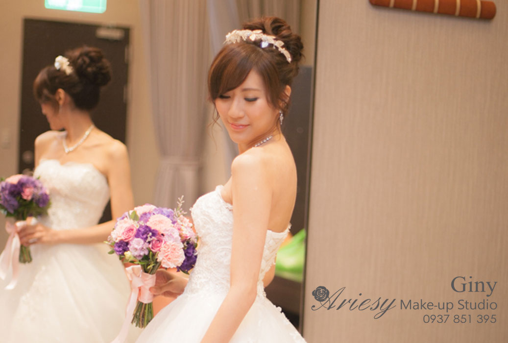 Giny,台北新娘秘書,Ariesy造型團隊,寒舍樂樂軒,南港展覽館,妝感自然清透,推薦婚宴造型,蓬鬆盤髮,鮮花造型,手工飾品