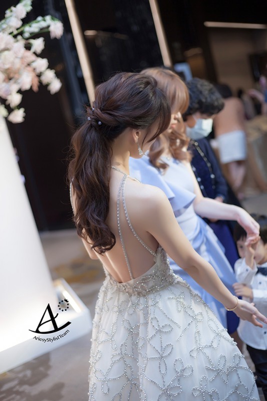 新祕推薦 | 柔美輕透妝容優雅愛自然編髮新娘造型 婷 新秘推薦,林莉婚紗,馬尾造型,自然輕透妝感,新娘造型