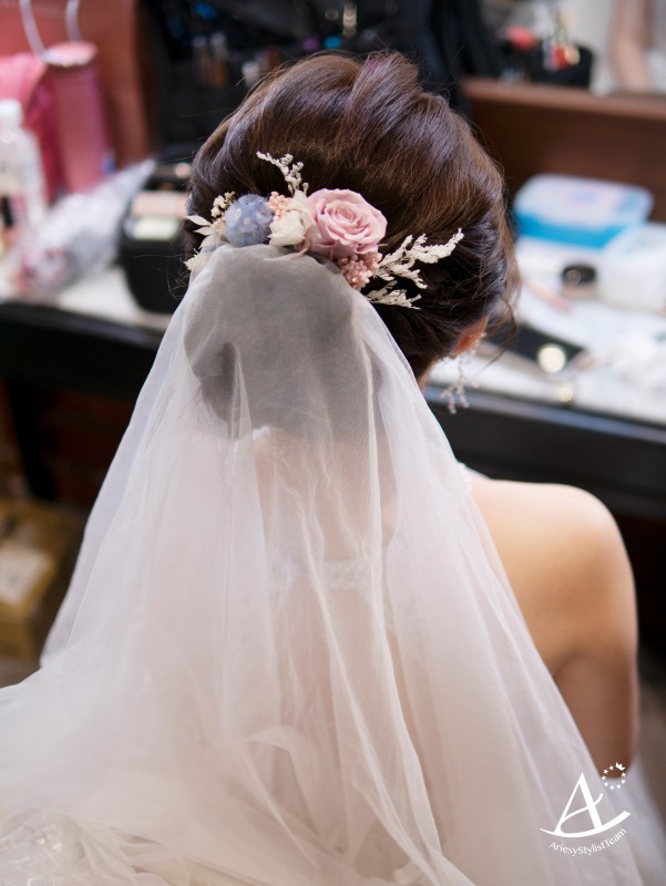 永生花捧花,證婚花藝白紗造型,編髮造型,蓬鬆盤髮,戶外證婚,Ariesy品牌婚紗
