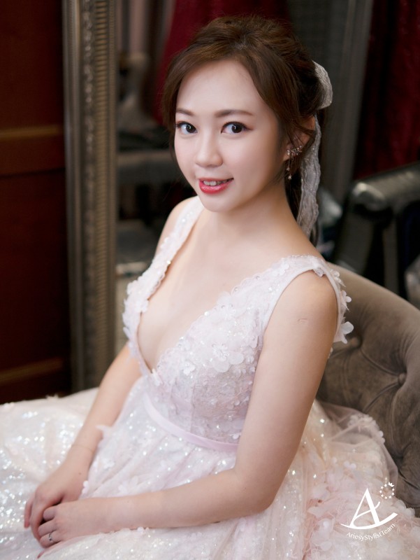 永生花捧花,證婚花藝白紗造型,編髮造型,蓬鬆盤髮,戶外證婚,Ariesy品牌婚紗