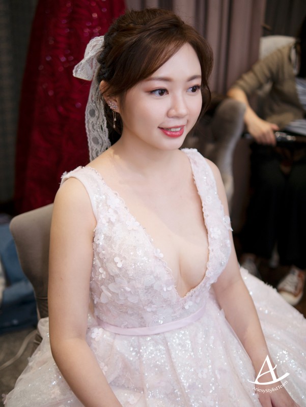 永生花捧花,證婚花藝白紗造型,編髮造型,蓬鬆盤髮,戶外證婚,Ariesy品牌婚紗
