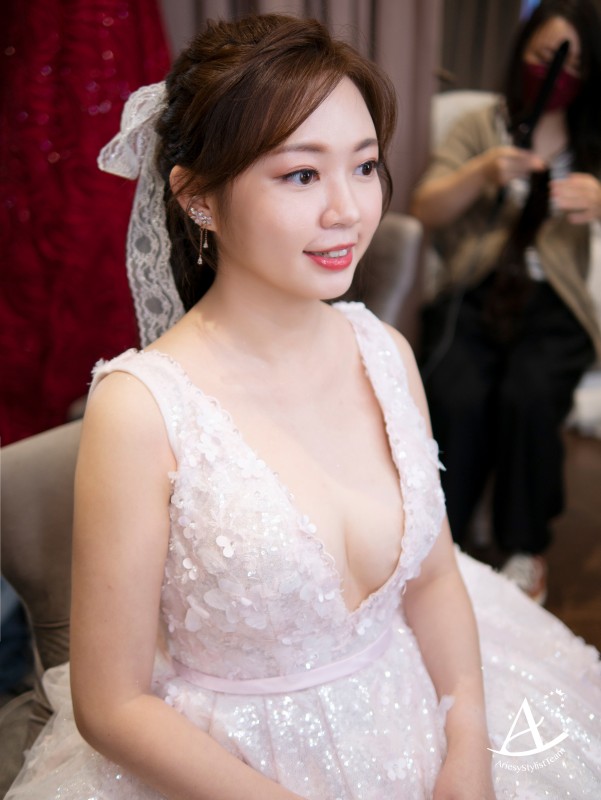 永生花捧花,證婚花藝白紗造型,編髮造型,蓬鬆盤髮,戶外證婚,Ariesy品牌婚紗