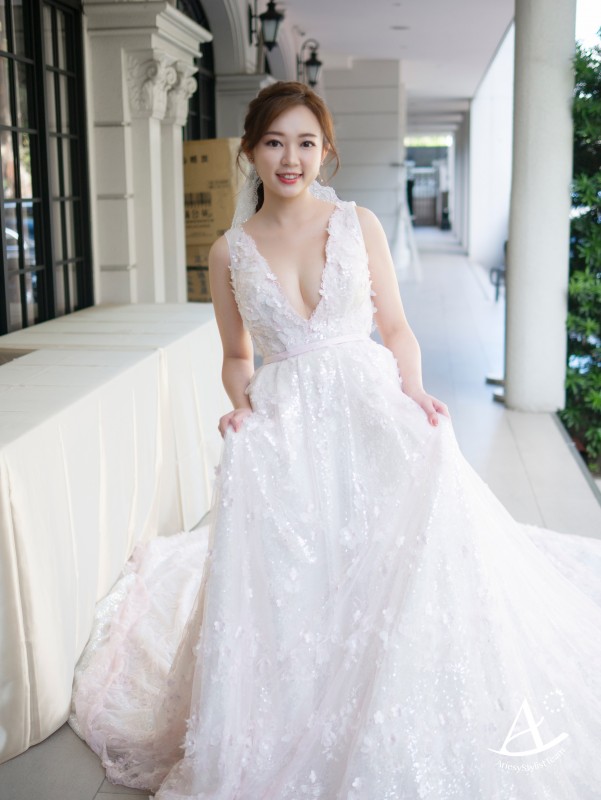 永生花捧花,證婚花藝白紗造型,編髮造型,蓬鬆盤髮,戶外證婚,Ariesy品牌婚紗
