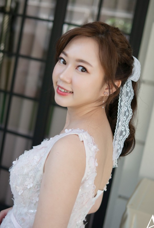 永生花捧花,證婚花藝白紗造型,編髮造型,蓬鬆盤髮,戶外證婚,Ariesy品牌婚紗