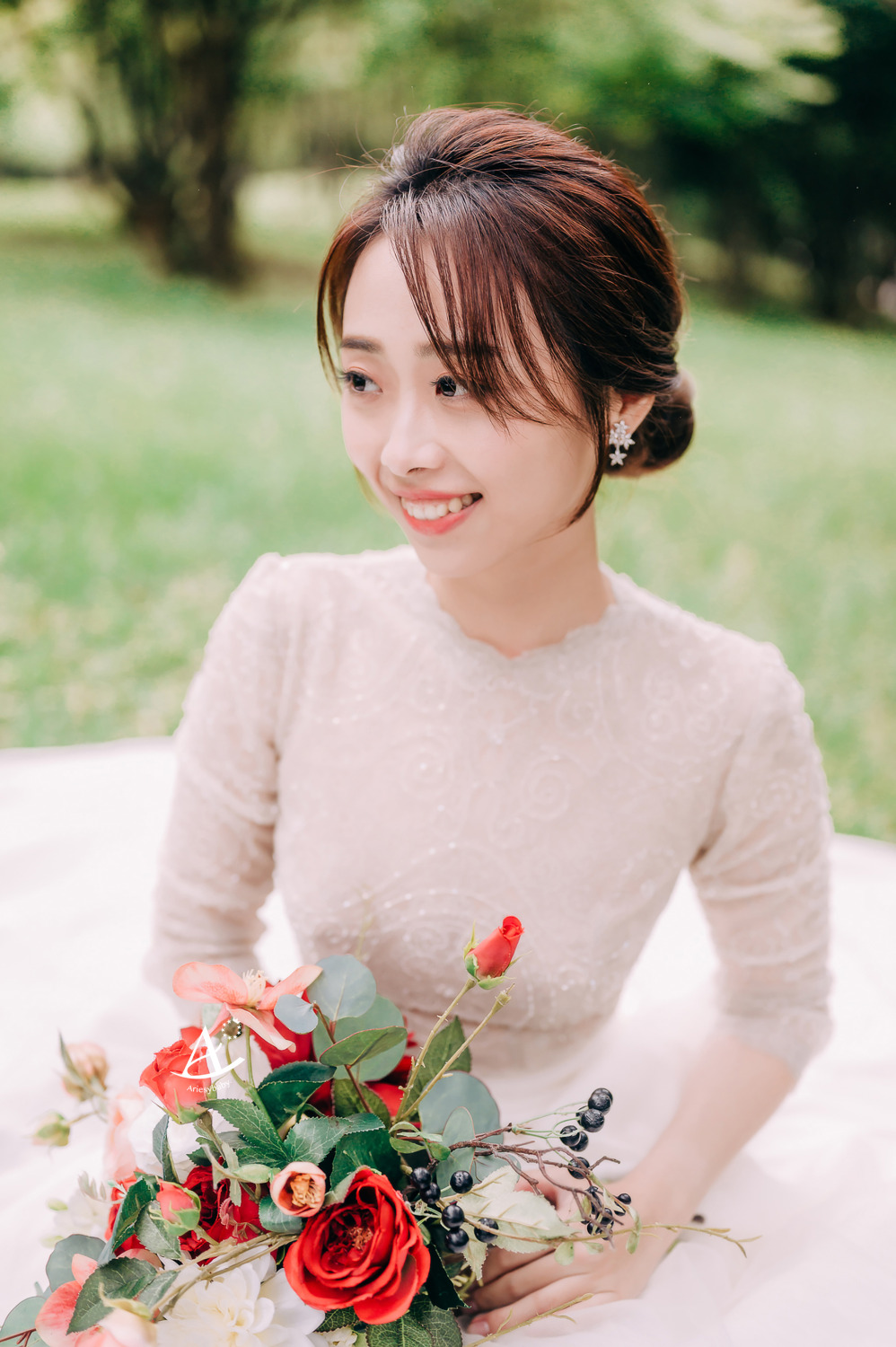 黑色禮服，新娘法式盤髮，自然輕透妝感，甜美風格，氣質優雅