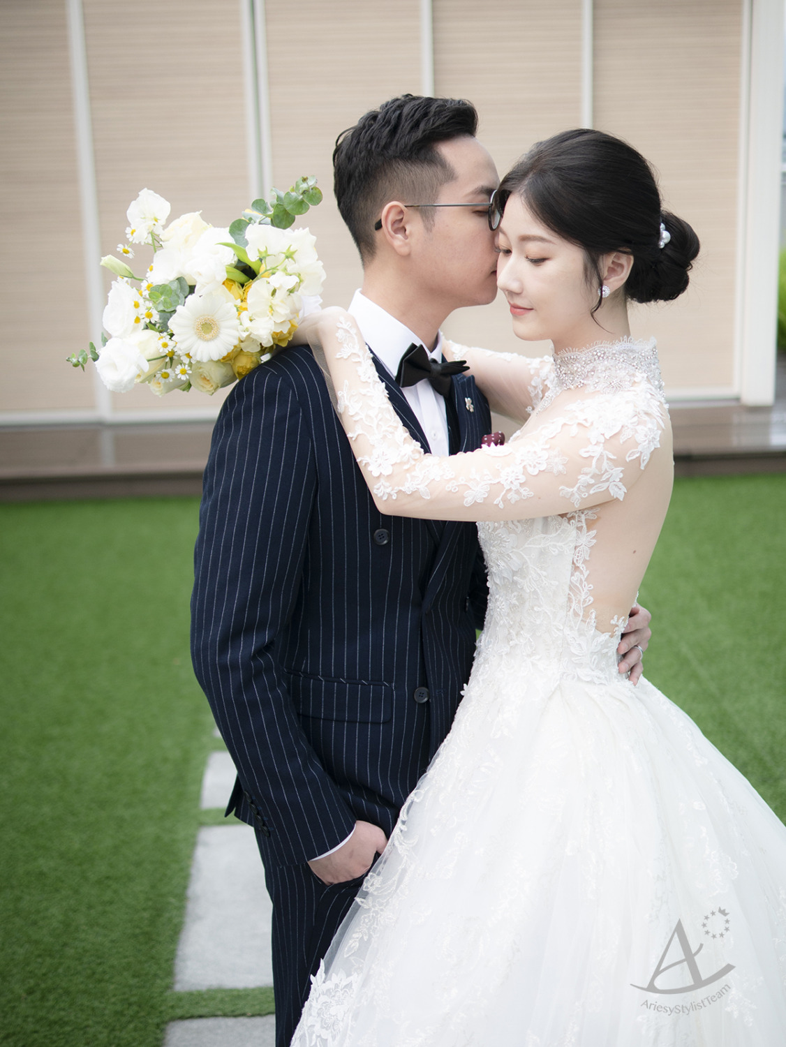 韓系低盤髮,長袖蕾絲婚紗,自然清透妝感,韓風新娘造型,皇冠髮型
