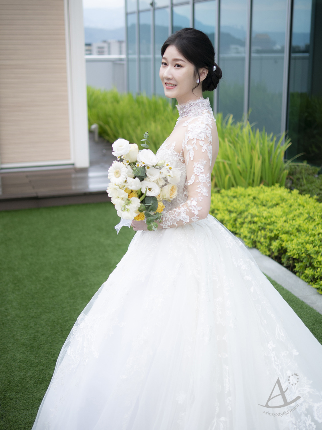 韓系低盤髮,長袖蕾絲婚紗,自然清透妝感,韓風新娘造型,皇冠髮型