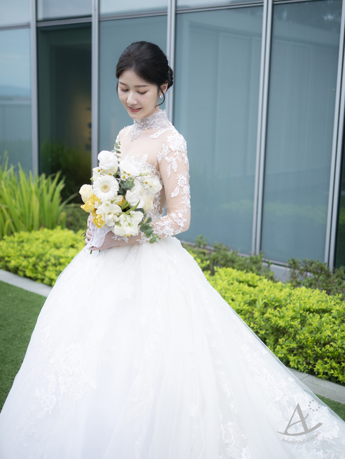 韓系低盤髮,長袖蕾絲婚紗,自然清透妝感,韓風新娘造型,皇冠髮型