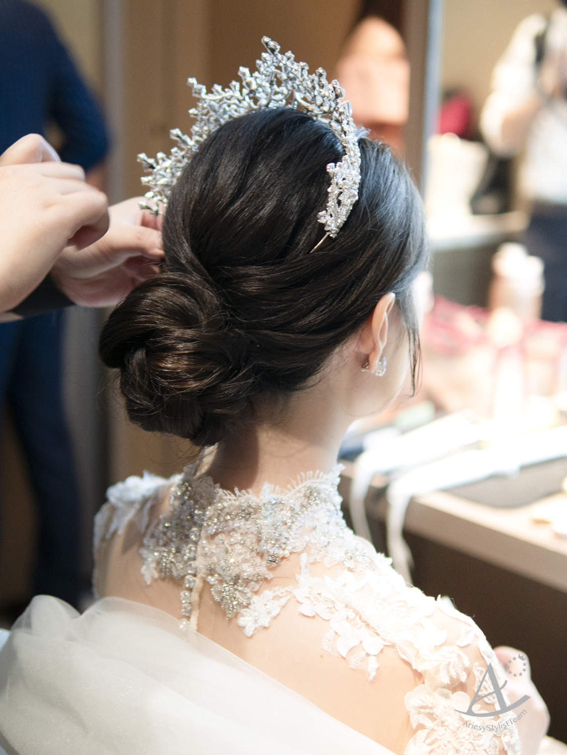 韓系低盤髮,長袖蕾絲婚紗,自然清透妝感,韓風新娘造型,皇冠髮型