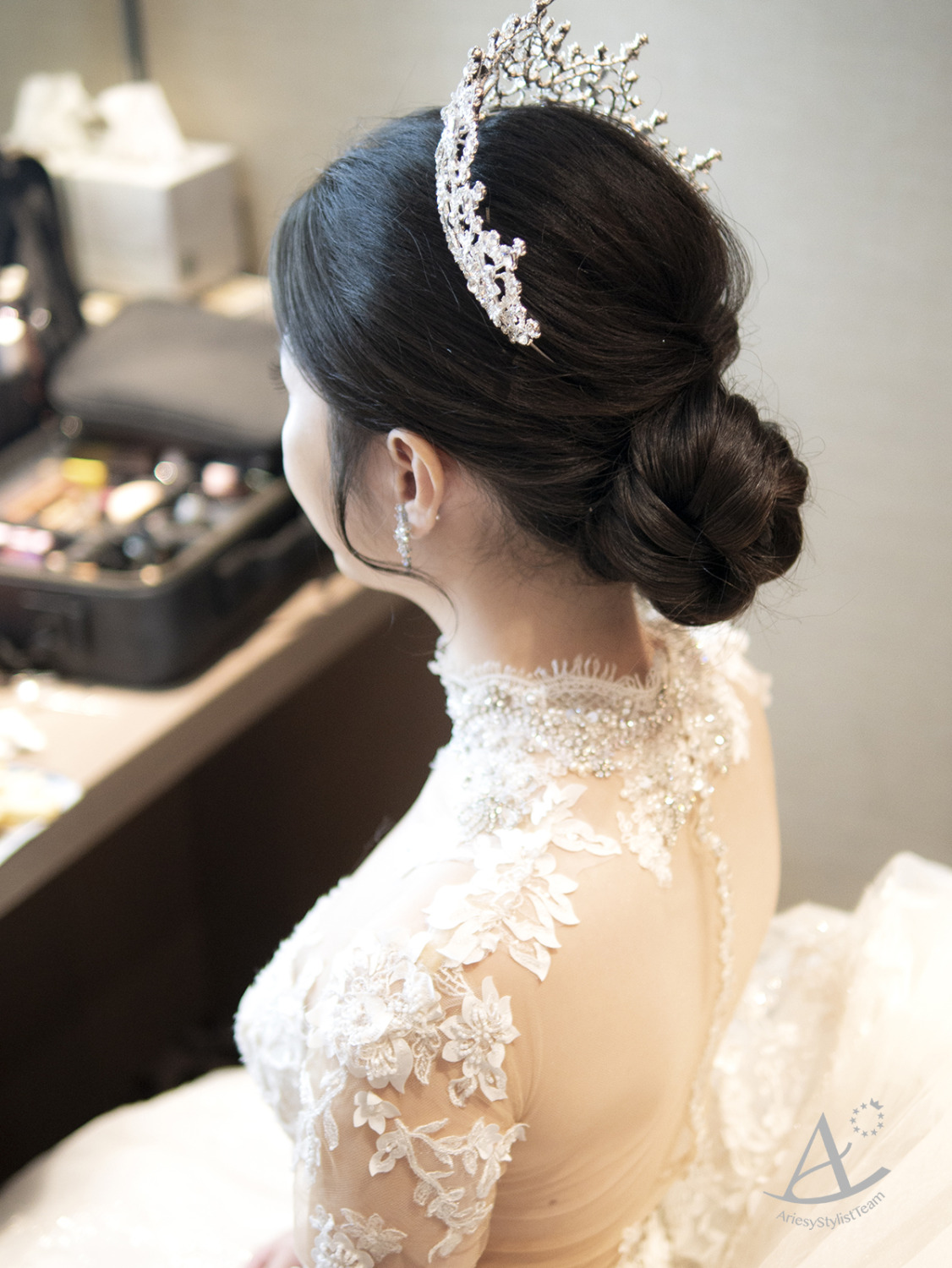 韓系低盤髮,長袖蕾絲婚紗,自然清透妝感,韓風新娘造型,皇冠髮型