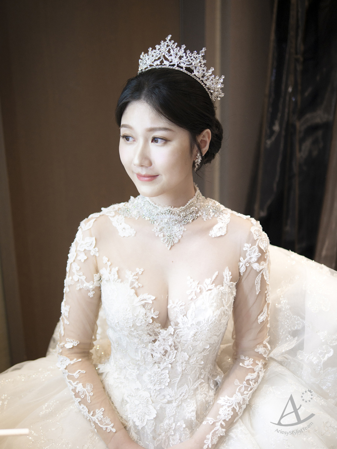 韓系低盤髮,長袖蕾絲婚紗,自然清透妝感,韓風新娘造型,皇冠髮型