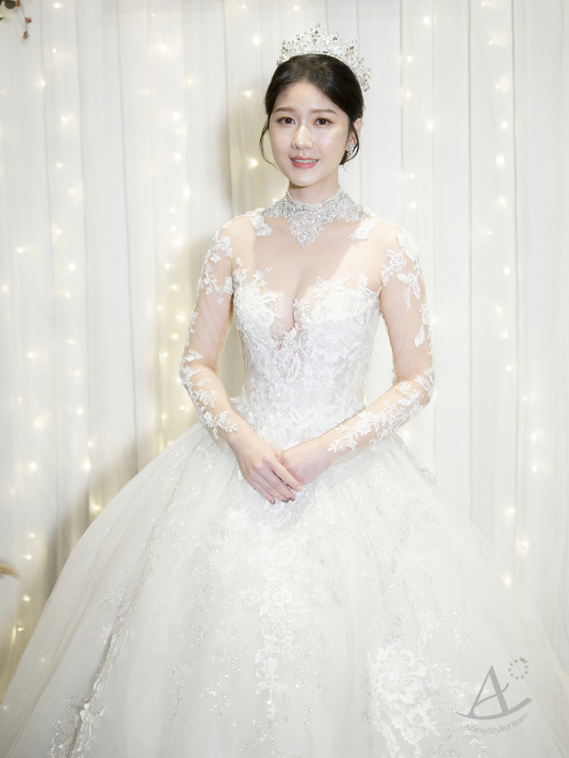 韓系低盤髮,長袖蕾絲婚紗,自然清透妝感,韓風新娘造型,皇冠髮型