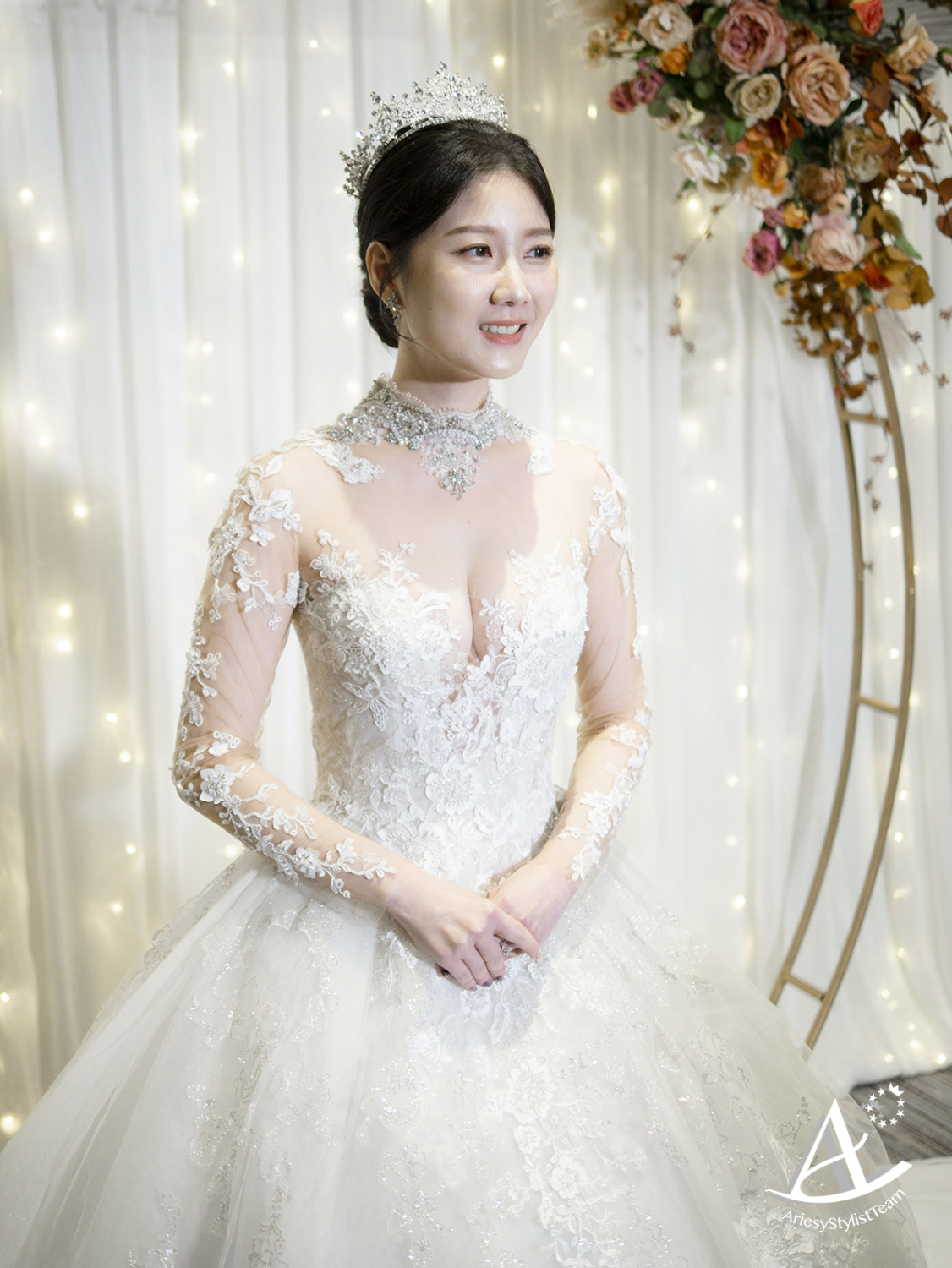 韓系低盤髮,長袖蕾絲婚紗,自然清透妝感,韓風新娘造型,皇冠髮型