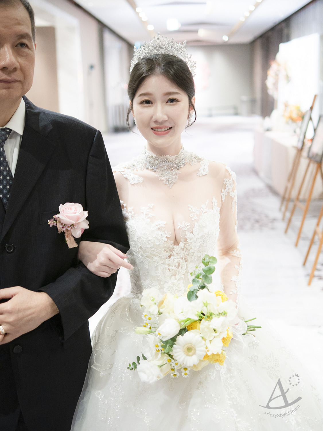 韓系低盤髮,長袖蕾絲婚紗,自然清透妝感,韓風新娘造型,皇冠髮型