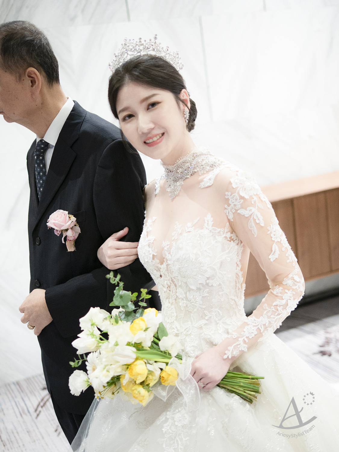 韓系低盤髮,長袖蕾絲婚紗,自然清透妝感,韓風新娘造型,皇冠髮型