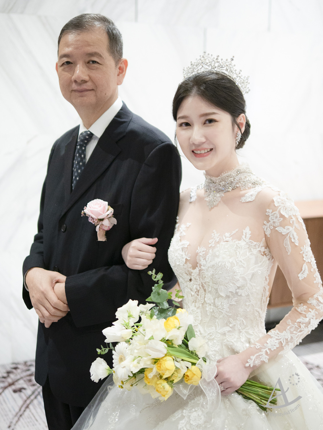 韓系低盤髮,長袖蕾絲婚紗,自然清透妝感,韓風新娘造型,皇冠髮型