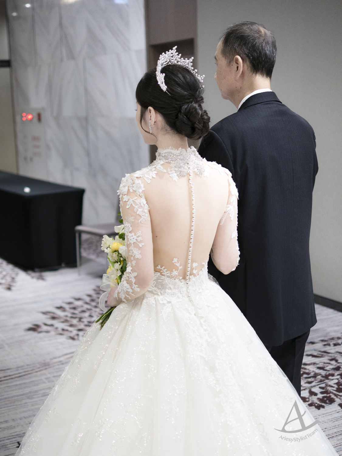 韓系低盤髮,長袖蕾絲婚紗,自然清透妝感,韓風新娘造型,皇冠髮型