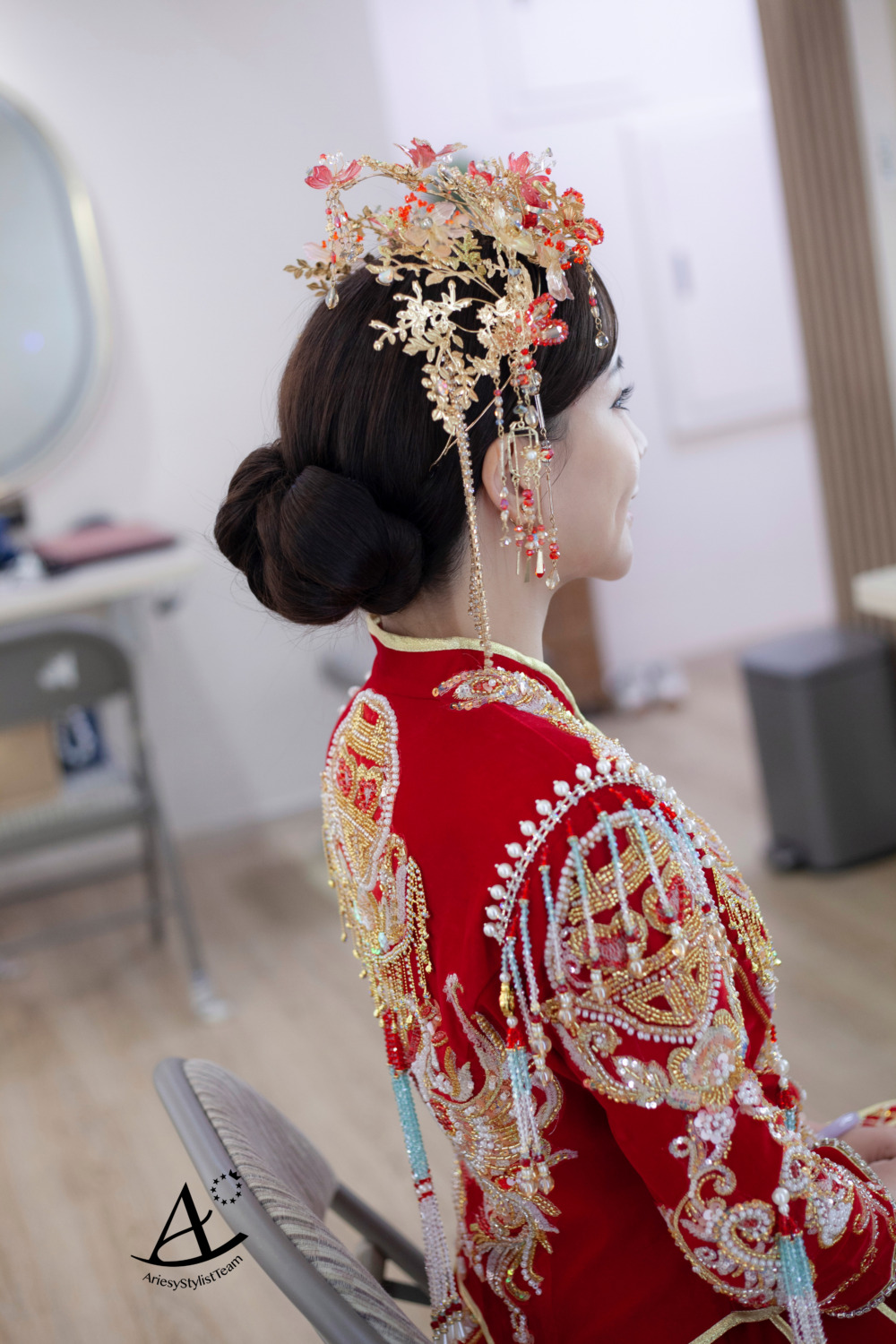 台北新秘|華麗中式龍鳳褂/韓風甜美浪漫新娘造型 芽 中式低盤髮新娘造型,龍鳳褂中式禮服,龍鳳褂華麗鳳冠,中式古典整體造型設計,手繞捲髮型,銜接假髮增添髮量