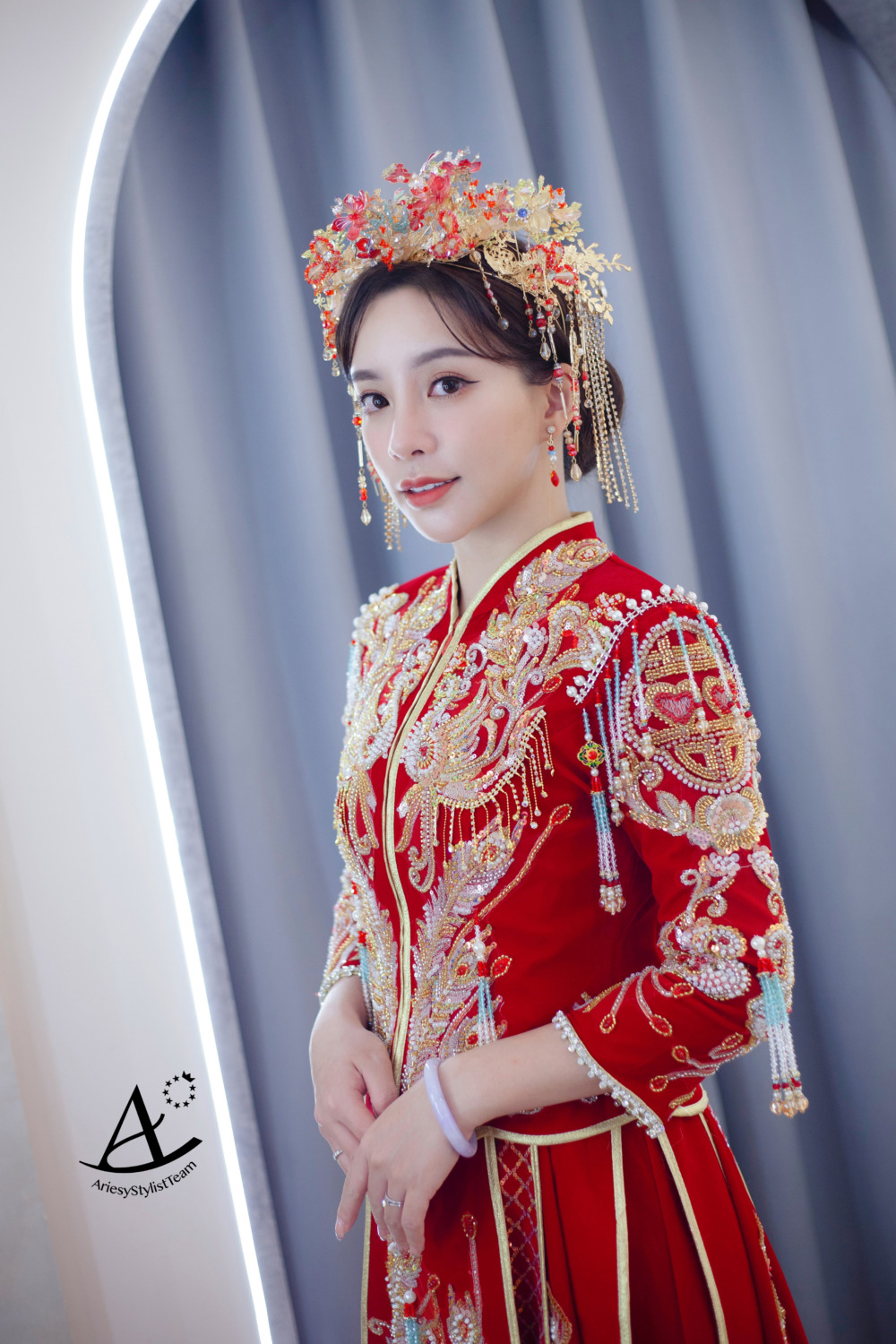 中式低盤髮新娘造型,龍鳳褂中式禮服,龍鳳褂華麗鳳冠,中式古典整體造型設計,精緻輕透妝容,Ariesy手工婚紗
