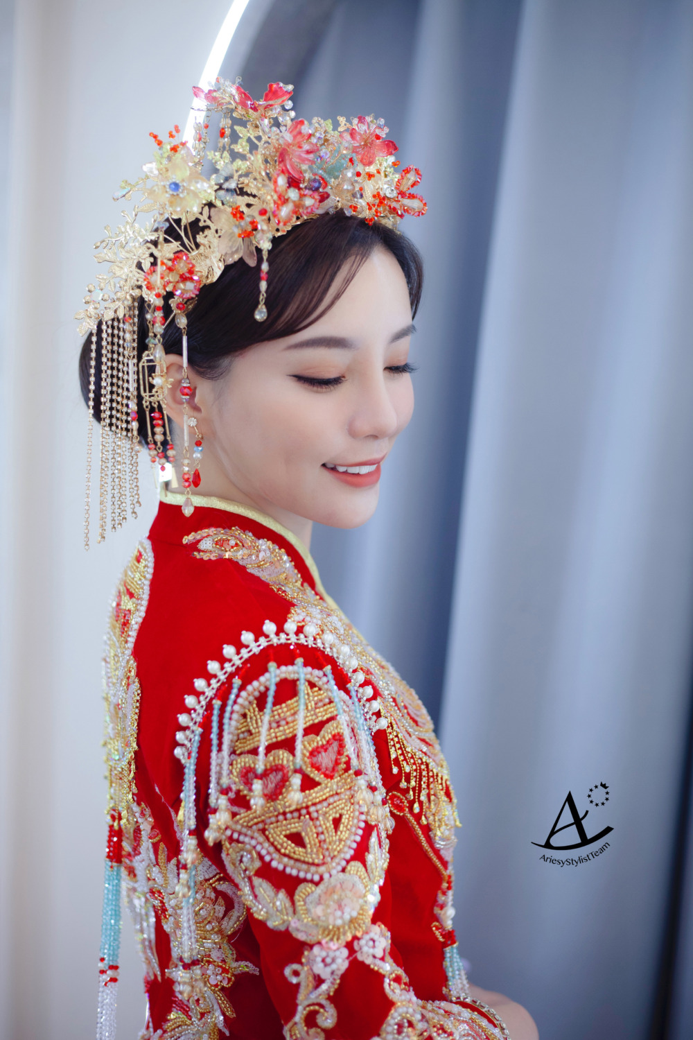 中式低盤髮新娘造型,龍鳳褂中式禮服,龍鳳褂華麗鳳冠,中式古典整體造型設計,精緻輕透妝容,Ariesy手工婚紗,中式新娘妝感
