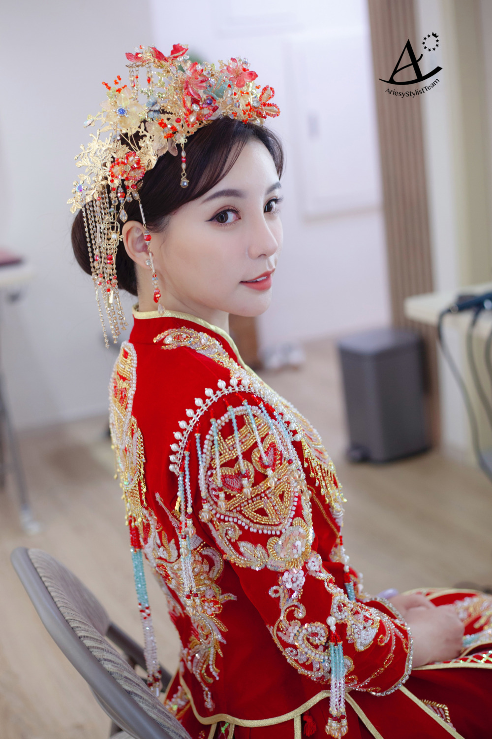 中式低盤髮新娘造型,龍鳳褂中式禮服,龍鳳褂華麗鳳冠,中式古典整體造型設計,精緻輕透妝容,Ariesy手工婚紗,新娘妝感,有神妝感貼下睫毛更加分