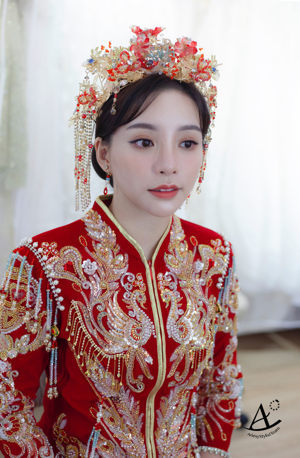 中式低盤髮新娘造型,龍鳳褂中式禮服,龍鳳褂華麗鳳冠,中式古典整體造型設計,精緻輕透妝感,粉橘色系眼影,中式新娘妝感,有神妝感貼下睫毛更加分