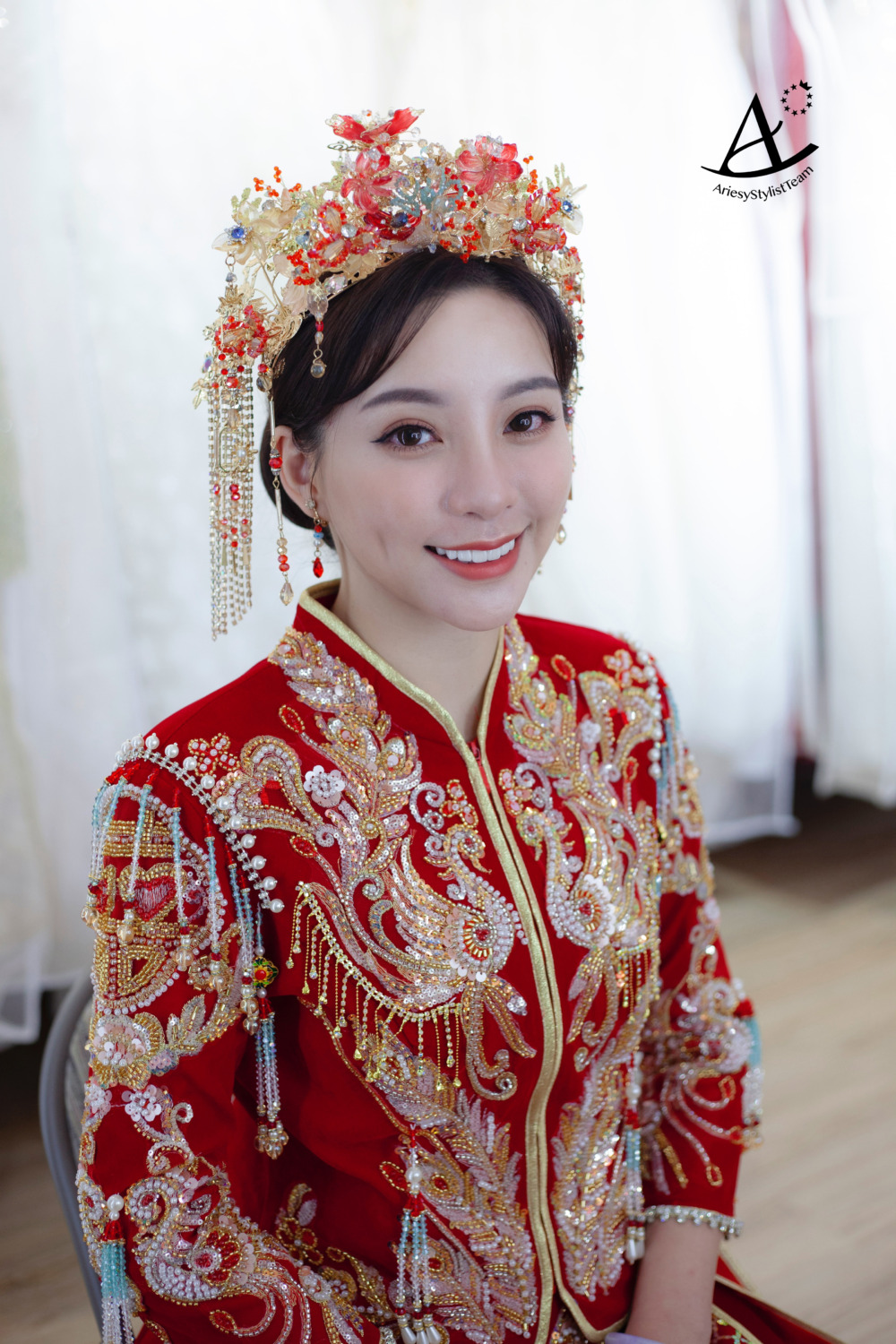 中式低盤髮新娘造型,龍鳳褂中式禮服,龍鳳褂華麗鳳冠,中式古典整體造型設計,精緻輕透妝容,Ariesy手工婚紗,中式新娘妝感,有神妝感貼下睫毛更加分