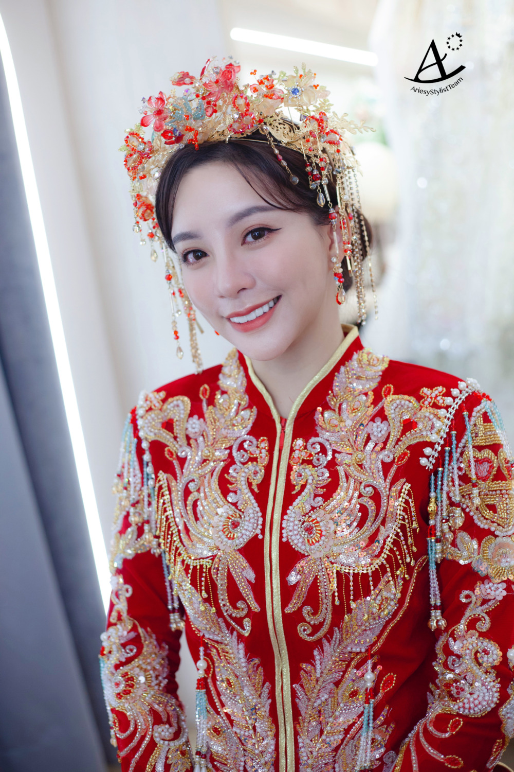 中式低盤髮新娘造型,龍鳳褂中式禮服,龍鳳褂華麗鳳冠,中式古典整體造型設計,精緻輕透妝容,Ariesy手工婚紗,中式新娘妝感,有神妝感貼下睫毛更加分