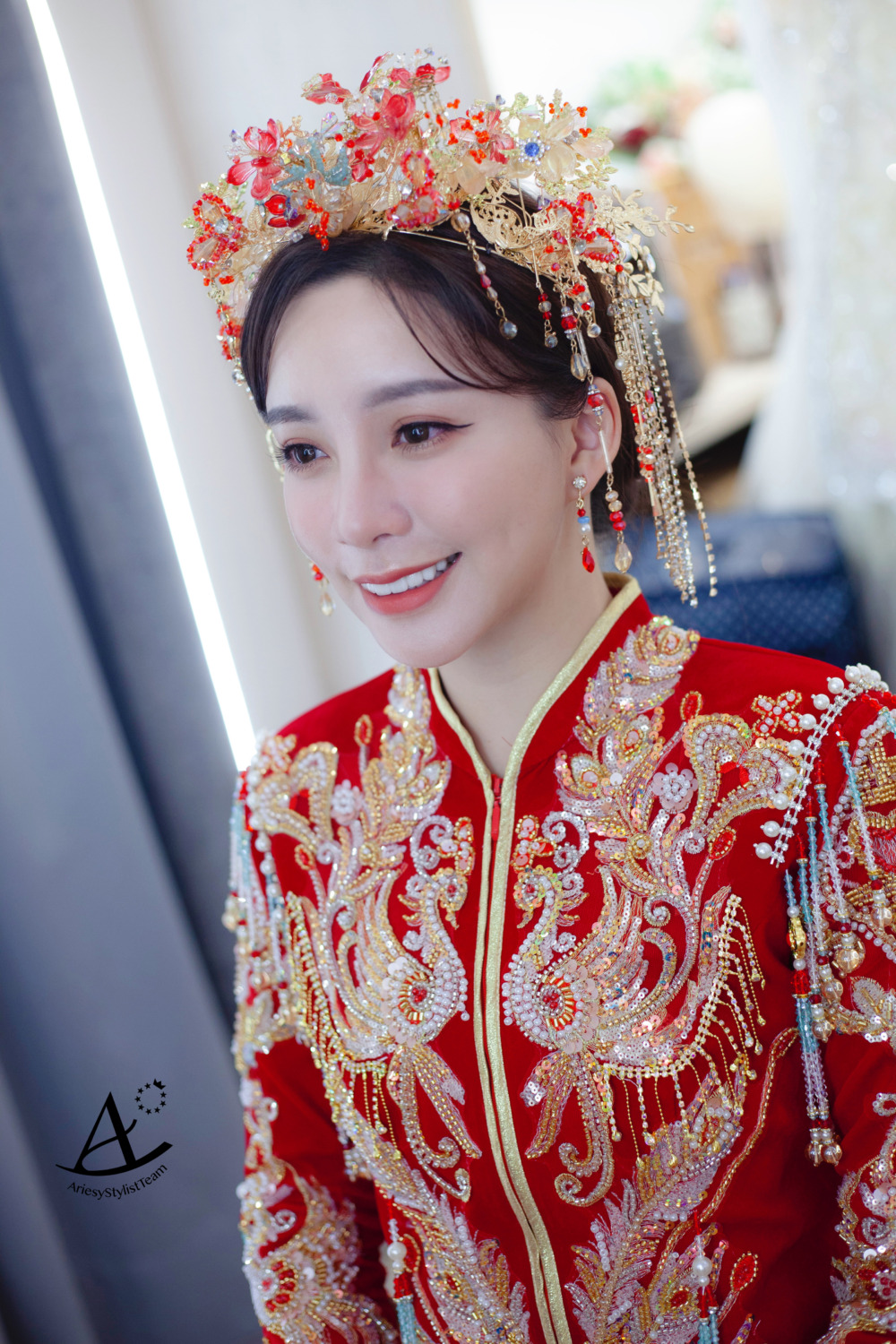 中式低盤髮新娘造型,龍鳳褂中式禮服,龍鳳褂華麗鳳冠,中式古典整體造型設計,精緻輕透妝容,Ariesy手工婚紗,中式新娘妝感,有神妝感貼下睫毛更加分