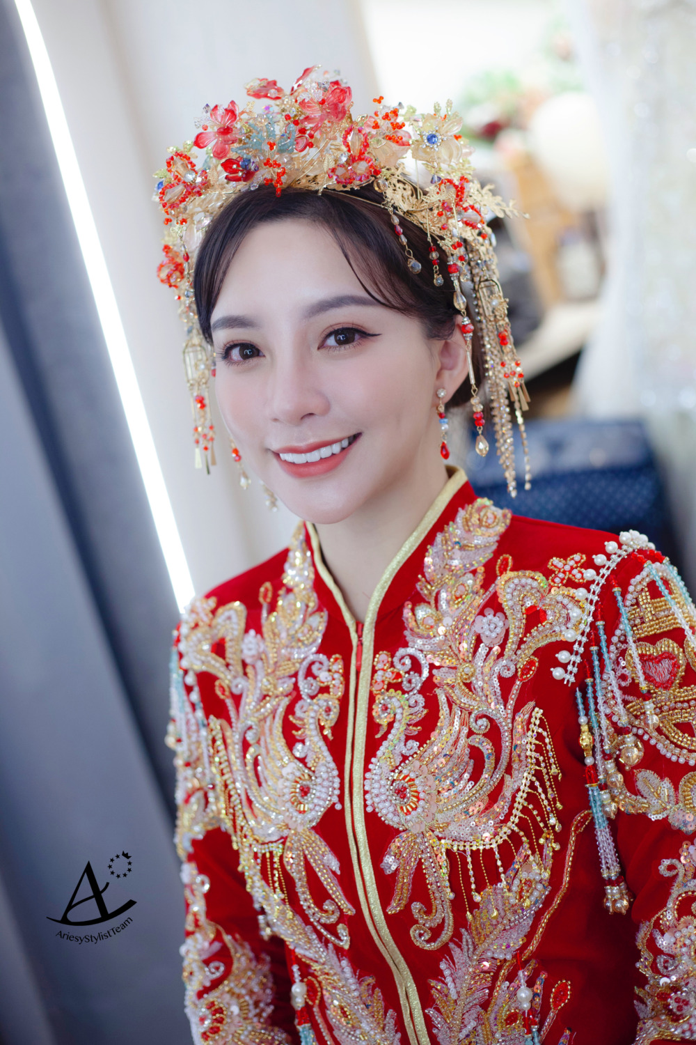 中式低盤髮新娘造型,龍鳳褂中式禮服,龍鳳褂華麗鳳冠,中式古典整體造型設計,精緻輕透妝容,Ariesy手工婚紗,中式新娘妝感,粉橘色系眼影呈現