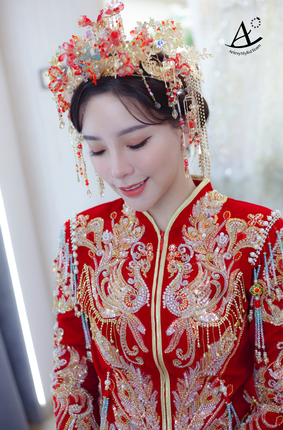 中式低盤髮新娘造型,龍鳳褂中式禮服,龍鳳褂華麗鳳冠,中式古典整體造型設計,精緻輕透妝容,Ariesy手工婚紗,中式新娘妝感,簡約氣質中式風格