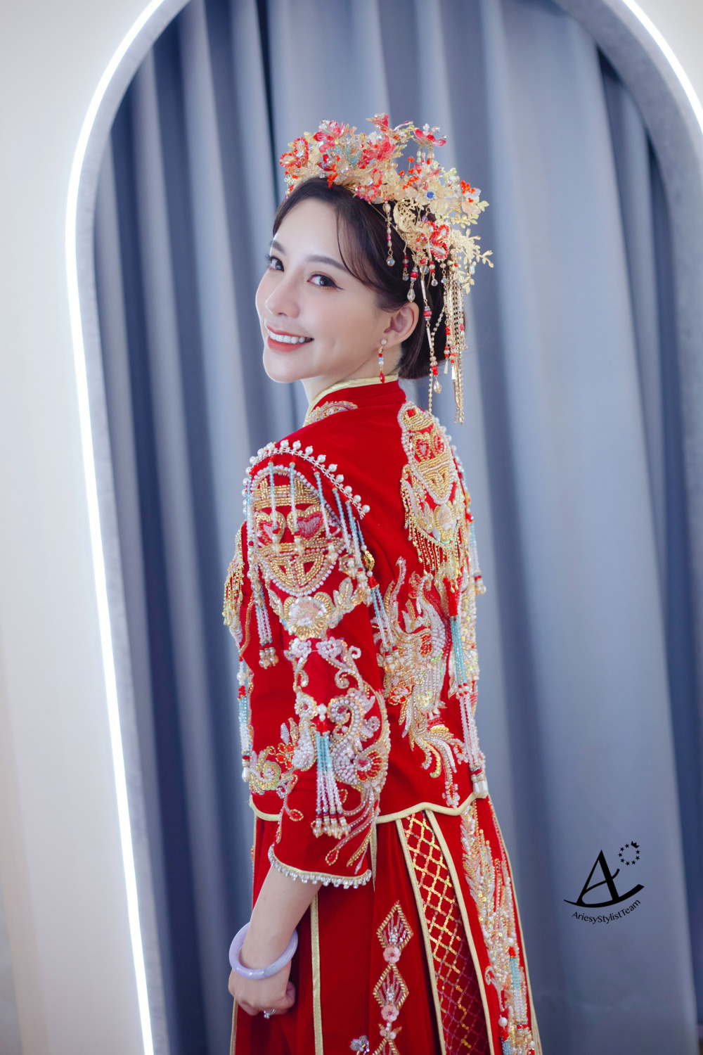 中式低盤髮新娘造型,龍鳳褂中式禮服,龍鳳褂華麗鳳冠,中式古典整體造型設計,精緻輕透妝容,Ariesy手工婚紗,中式新娘妝感,微中分瀏海設計