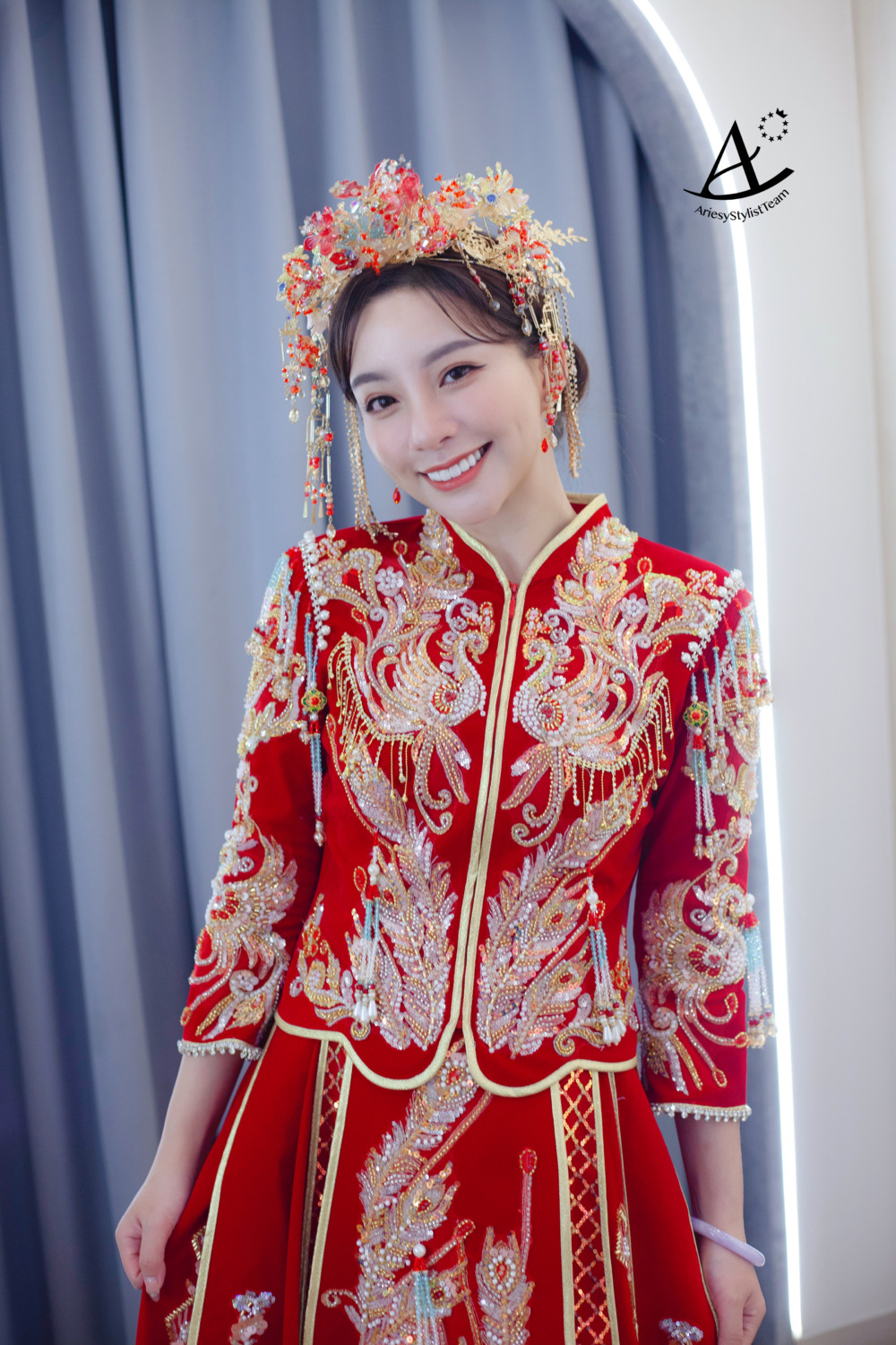 中式低盤髮新娘造型,龍鳳褂中式禮服,龍鳳褂華麗鳳冠,中式古典整體造型設計,精緻輕透妝容,Ariesy手工婚紗,中式新娘妝感,微中分瀏海設計