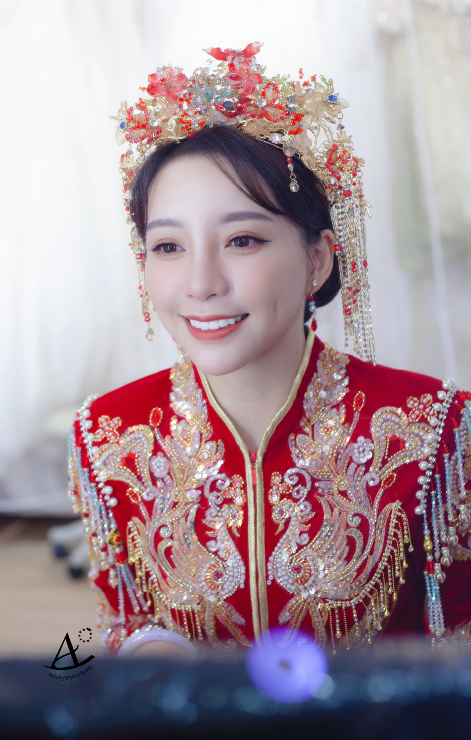 中式低盤髮新娘造型,龍鳳褂中式禮服,龍鳳褂華麗鳳冠,中式古典整體造型設計,精緻輕透妝容,Ariesy手工婚紗,中式新娘妝感,飽和色系唇色更有中式氣質感