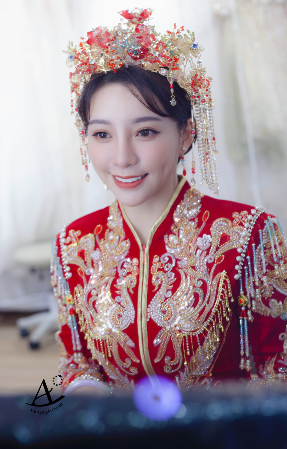 中式低盤髮新娘造型,龍鳳褂中式禮服,龍鳳褂華麗鳳冠,中式古典整體造型設計,精緻輕透妝容,中式新娘妝感,飽和色系唇色更有中式氣質感