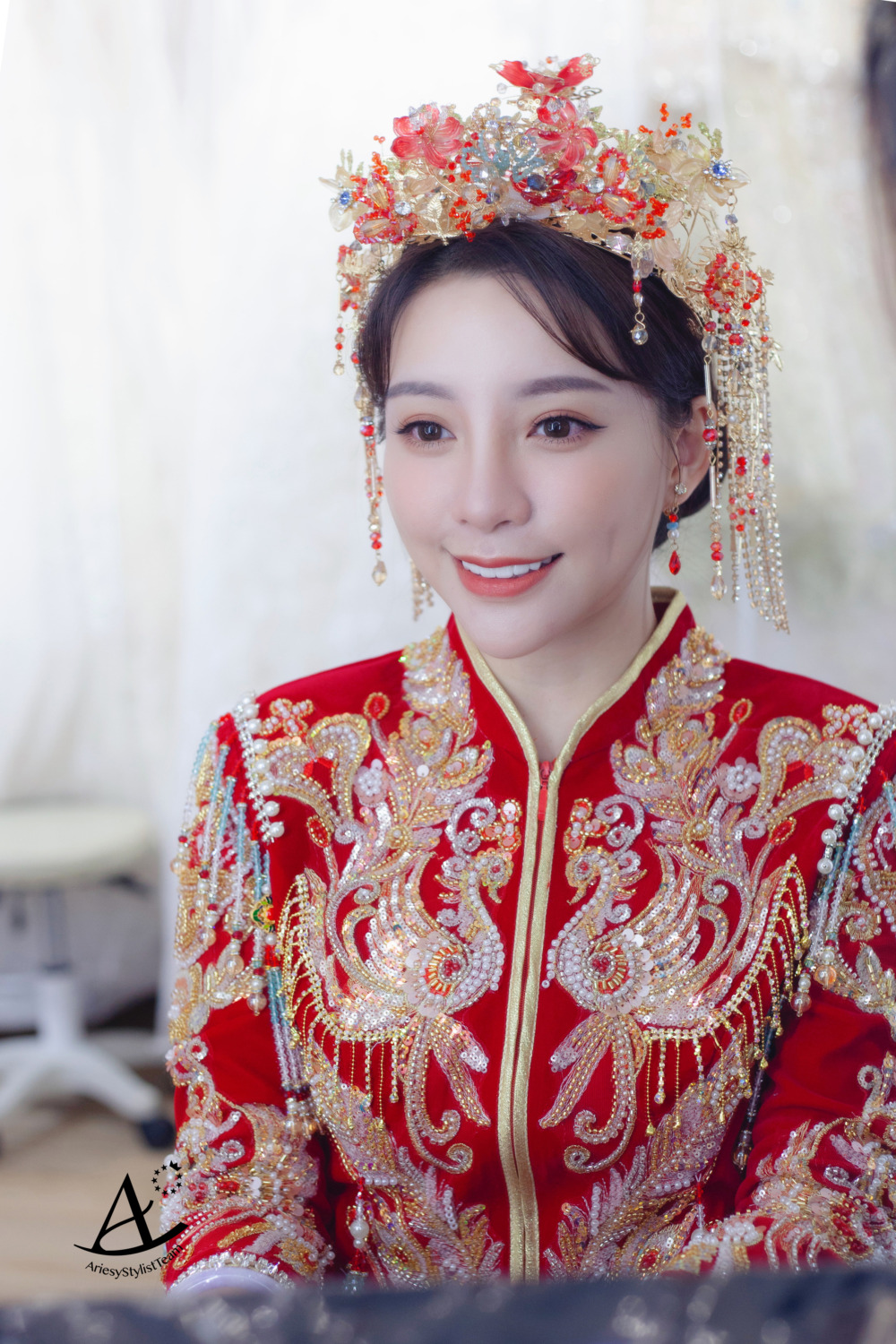 中式低盤髮新娘造型,龍鳳褂中式禮服,龍鳳褂華麗鳳冠,中式古典整體造型設計,精緻輕透妝容,中式新娘妝感,飽和色系唇色更有中式氣質感