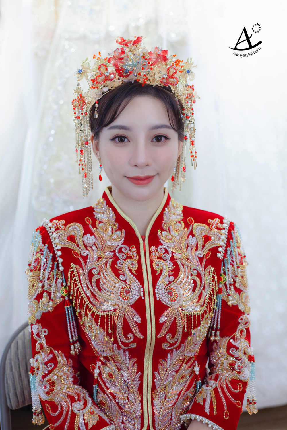 台北新秘|華麗中式龍鳳褂/韓風甜美浪漫新娘造型 芽 中式低盤髮新娘造型,龍鳳褂中式禮服,龍鳳褂華麗鳳冠,中式古典整體造型設計,精緻輕透妝容,中式新娘妝感,飽和色系唇色更有中式氣質感,微中分瀏海設計
