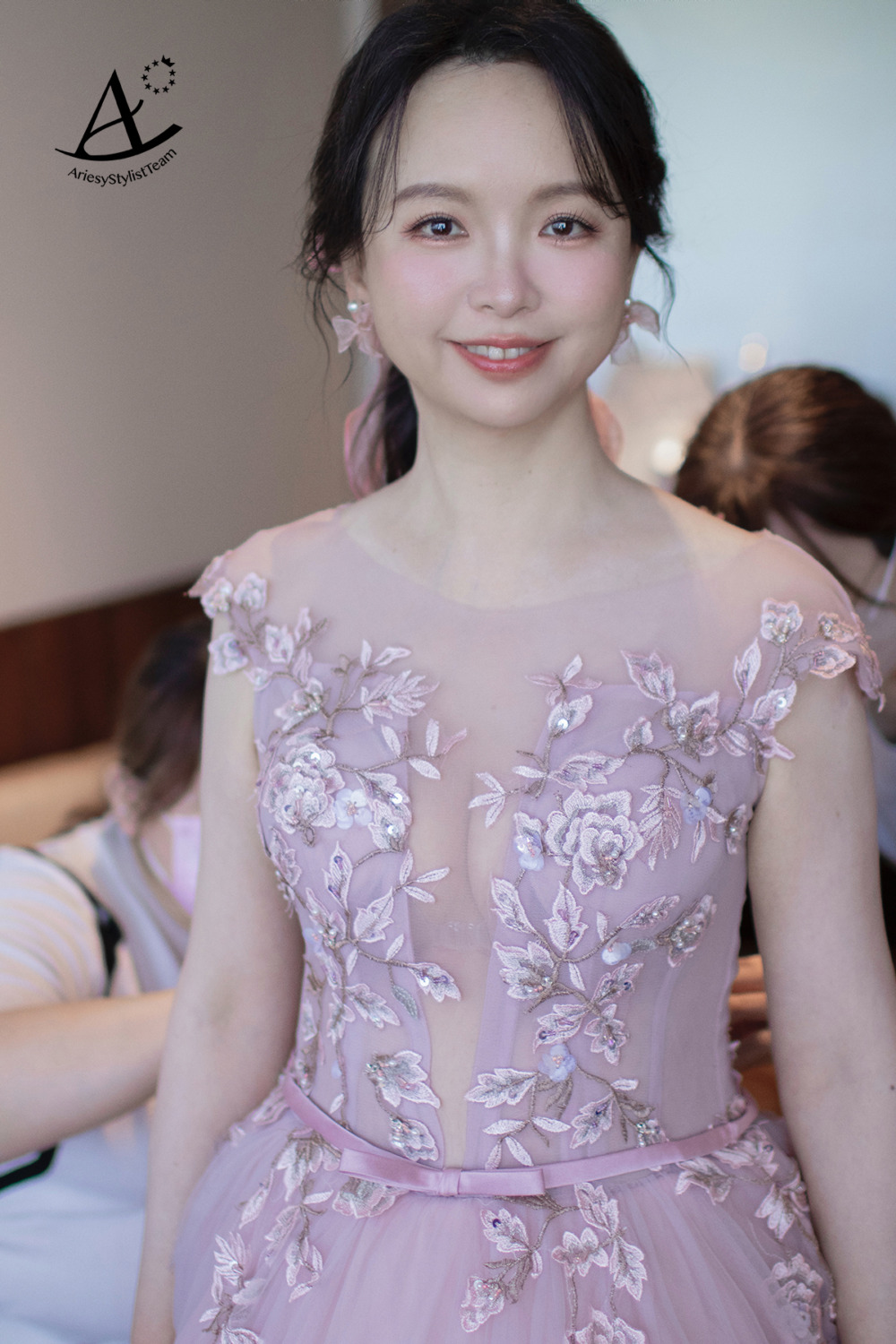茹曦酒店新娘造型,台北新秘,黑髮新娘造型,新娘秘書,新娘白紗造型,清透減齡妝感