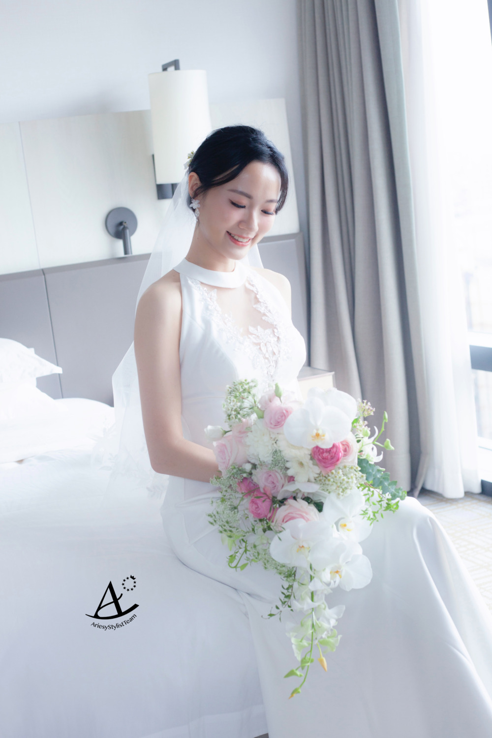 新秘,新娘造型,白紗造型,黑髮新娘,韓系低盤髮,輕透妝感,花藝新秘