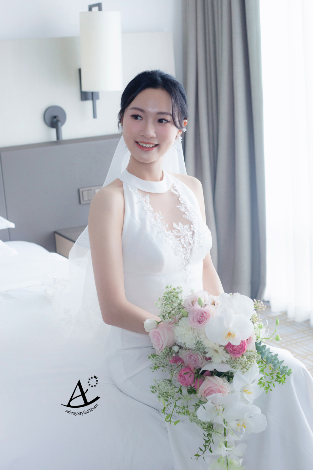 新秘,新娘造型,白紗造型,黑髮新娘,韓系低盤髮,輕透妝感,花藝新秘