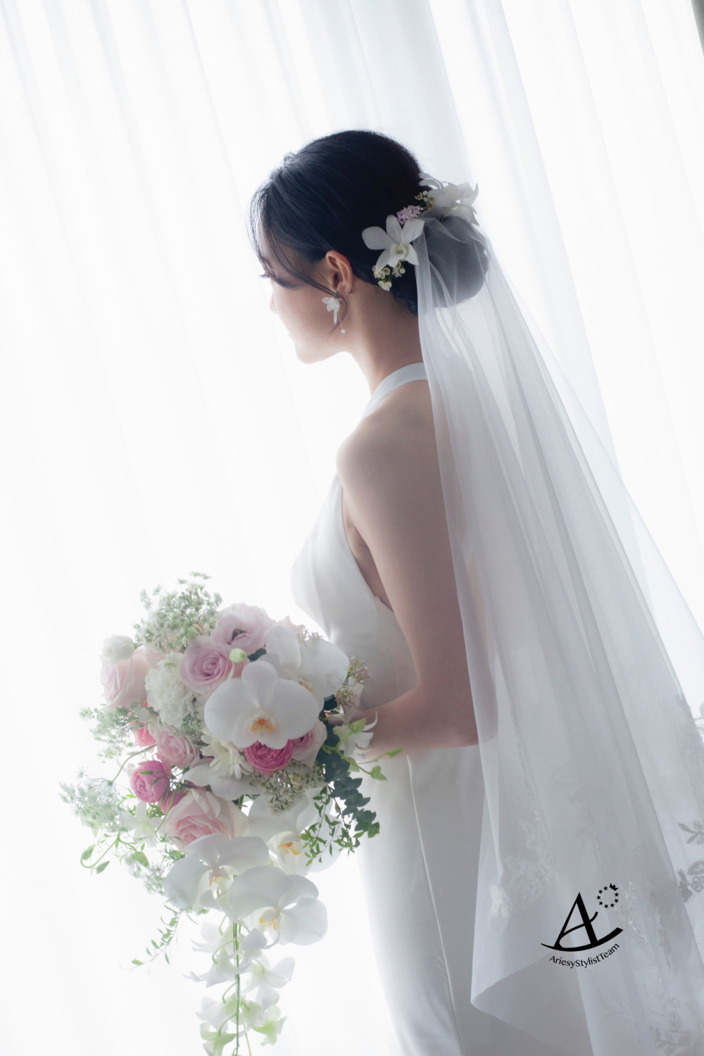 新秘,新娘造型,白紗造型,黑髮新娘,韓系低盤髮,輕透妝感,花藝新秘