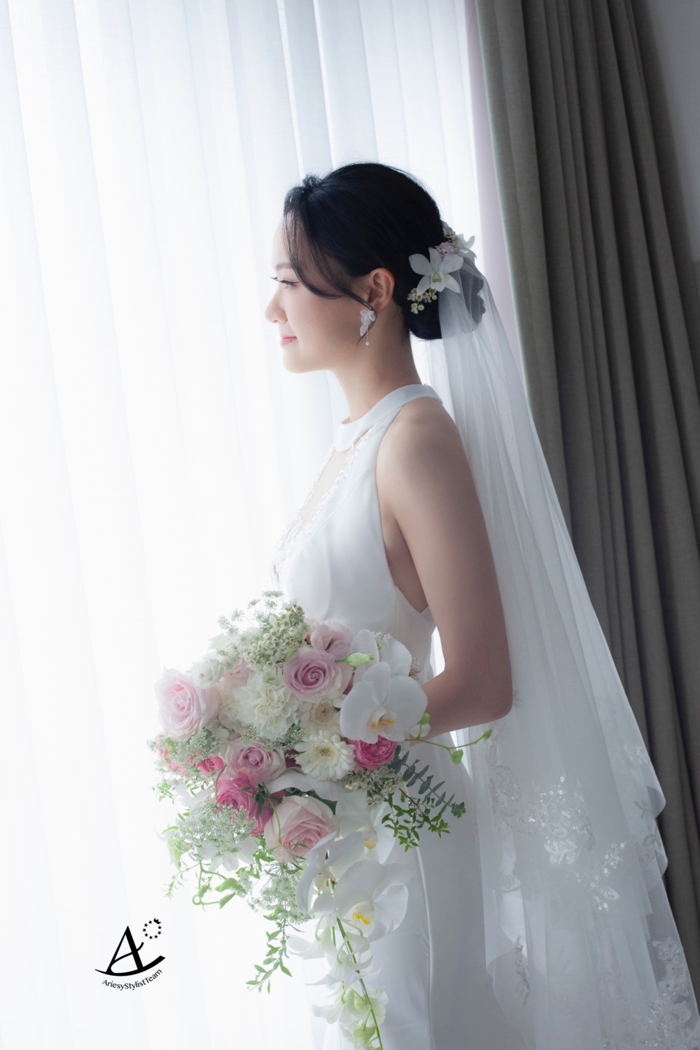新秘,新娘造型,白紗造型,黑髮新娘,韓系低盤髮,輕透妝感,花藝新秘
