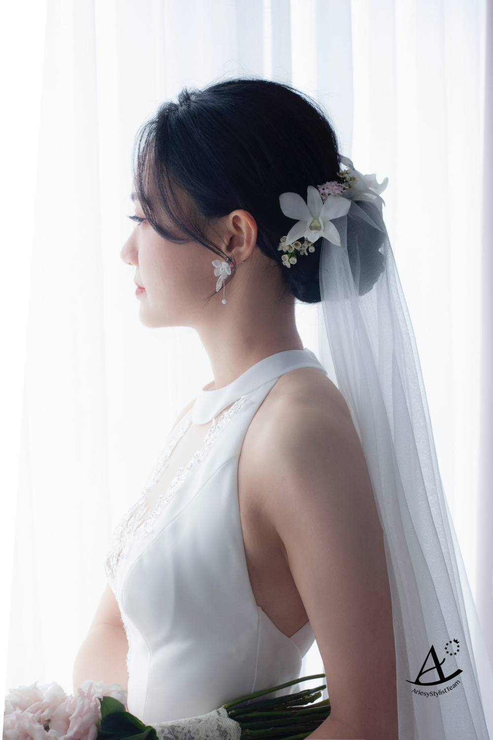 新秘,新娘造型,白紗造型,黑髮新娘,韓系低盤髮,輕透妝感,花藝新秘