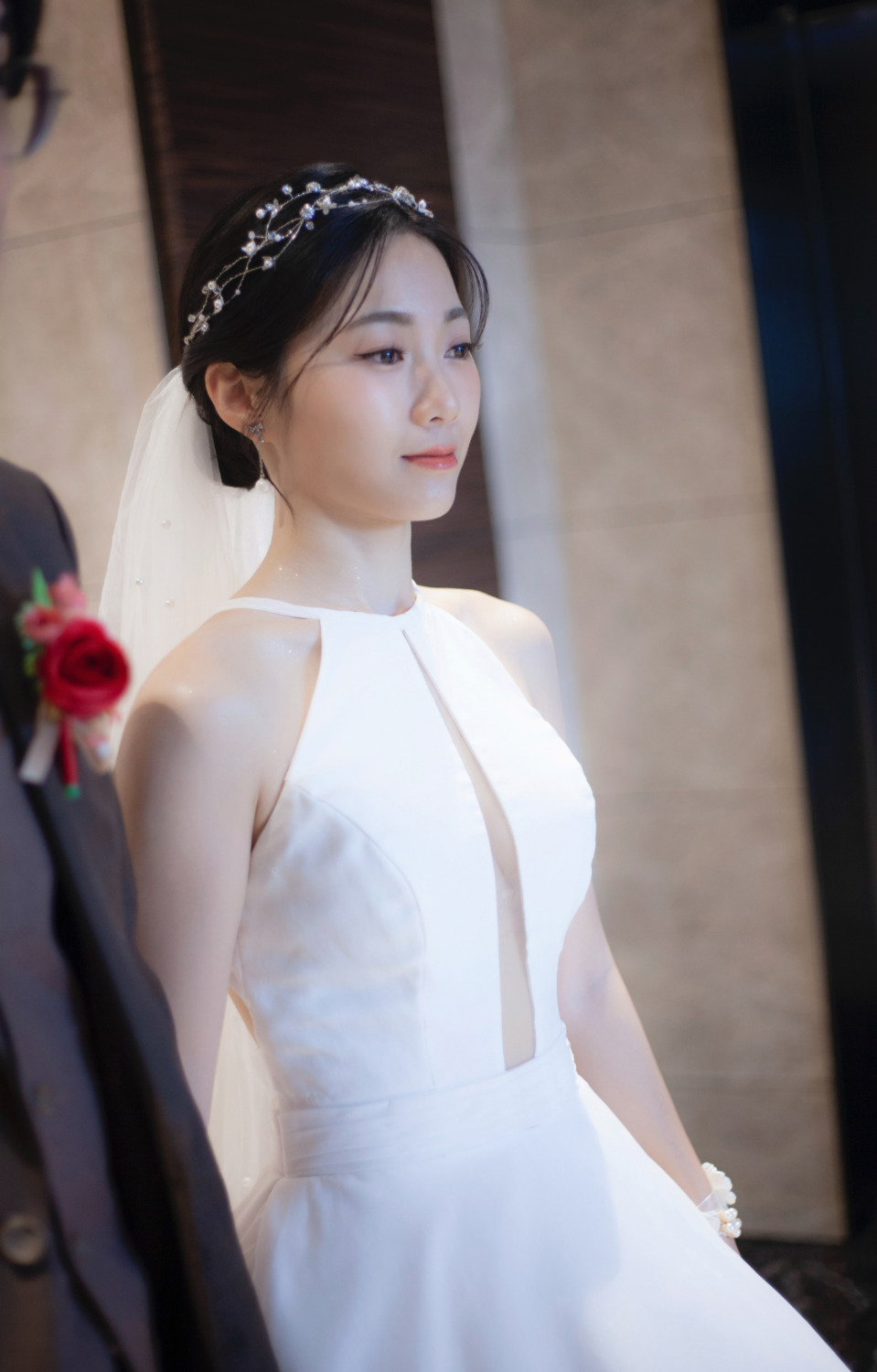 台北新秘|韓系精緻妝容乾淨簡約黑髮又短髮新娘造型 涵 韓系簡約風格白紗造型,台北推薦新秘,台北六福萬怡婚宴,短髮新娘盤髮造型,韓系風格新娘造型,韓系自然精緻妝感,珍珠元素新娘飾品