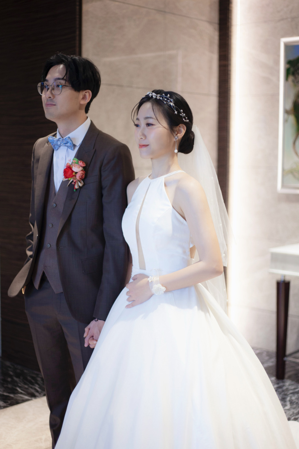 韓系簡約風格白紗造型,黑髮編髮新娘髮型,台北六福萬怡婚宴,短髮新娘盤髮,韓系風格新娘造型,韓系自然精緻妝感,韓系緞面款白紗禮服