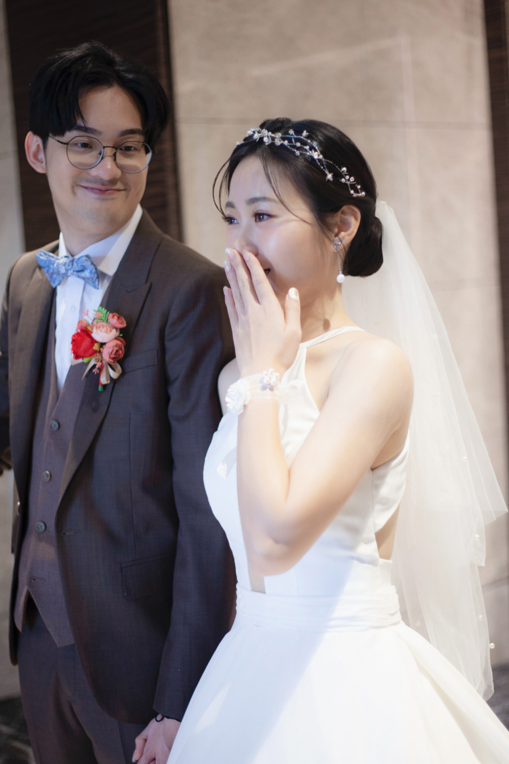 韓系簡約風格白紗造型,黑髮編髮新娘髮型,台北六福萬怡婚宴,短髮新娘銜接假髮盤髮造型,韓系風格新娘造型,韓系自然精緻妝感,韓系緞面款白紗禮服