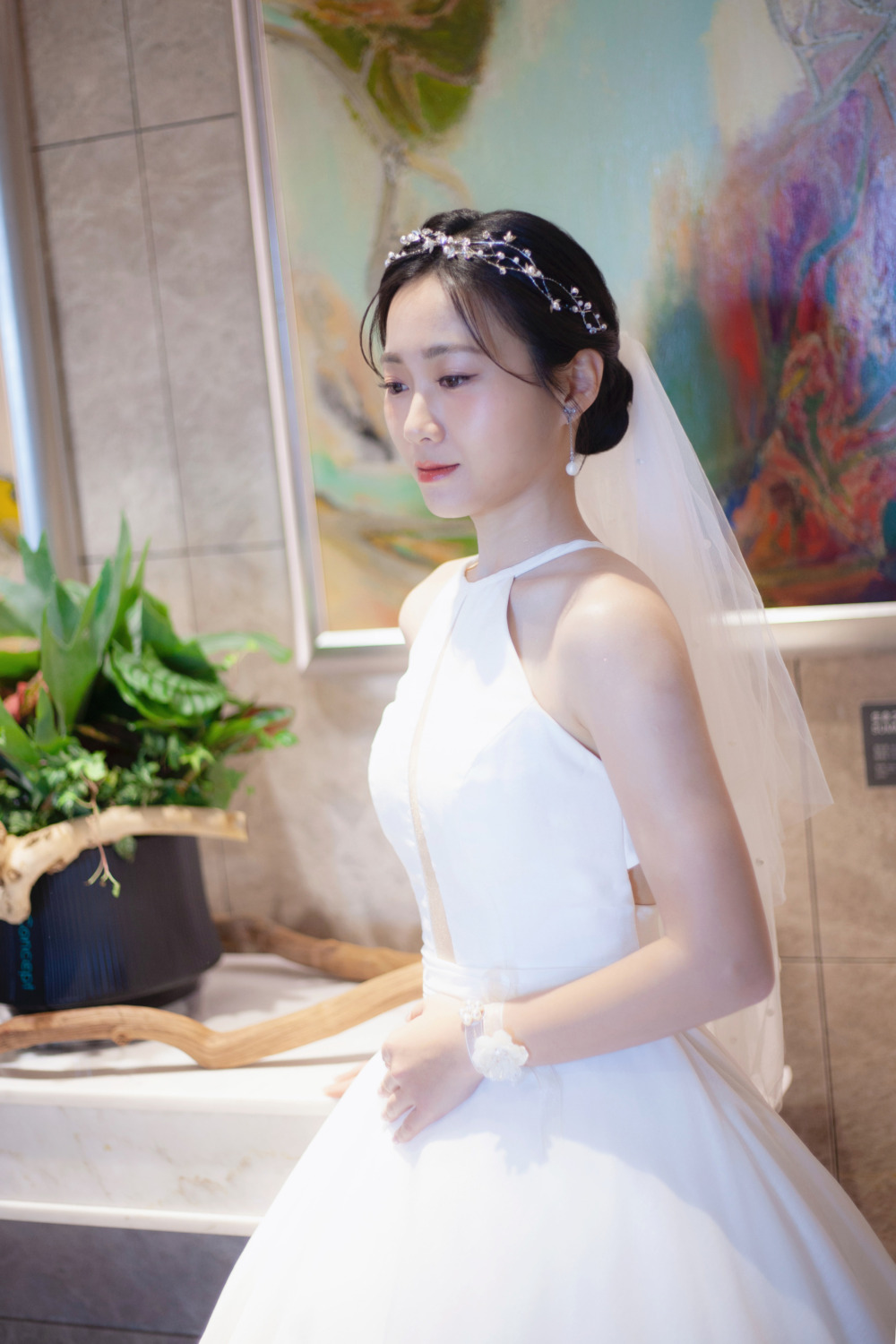 台北新秘|韓系精緻妝容乾淨簡約黑髮又短髮新娘造型 涵 韓系簡約風格白紗造型,黑髮編髮新娘髮型,台北六福萬怡婚宴,短髮新娘盤髮,韓系風格新娘造型,韓系自然精緻妝感,韓系緞面款白紗禮服