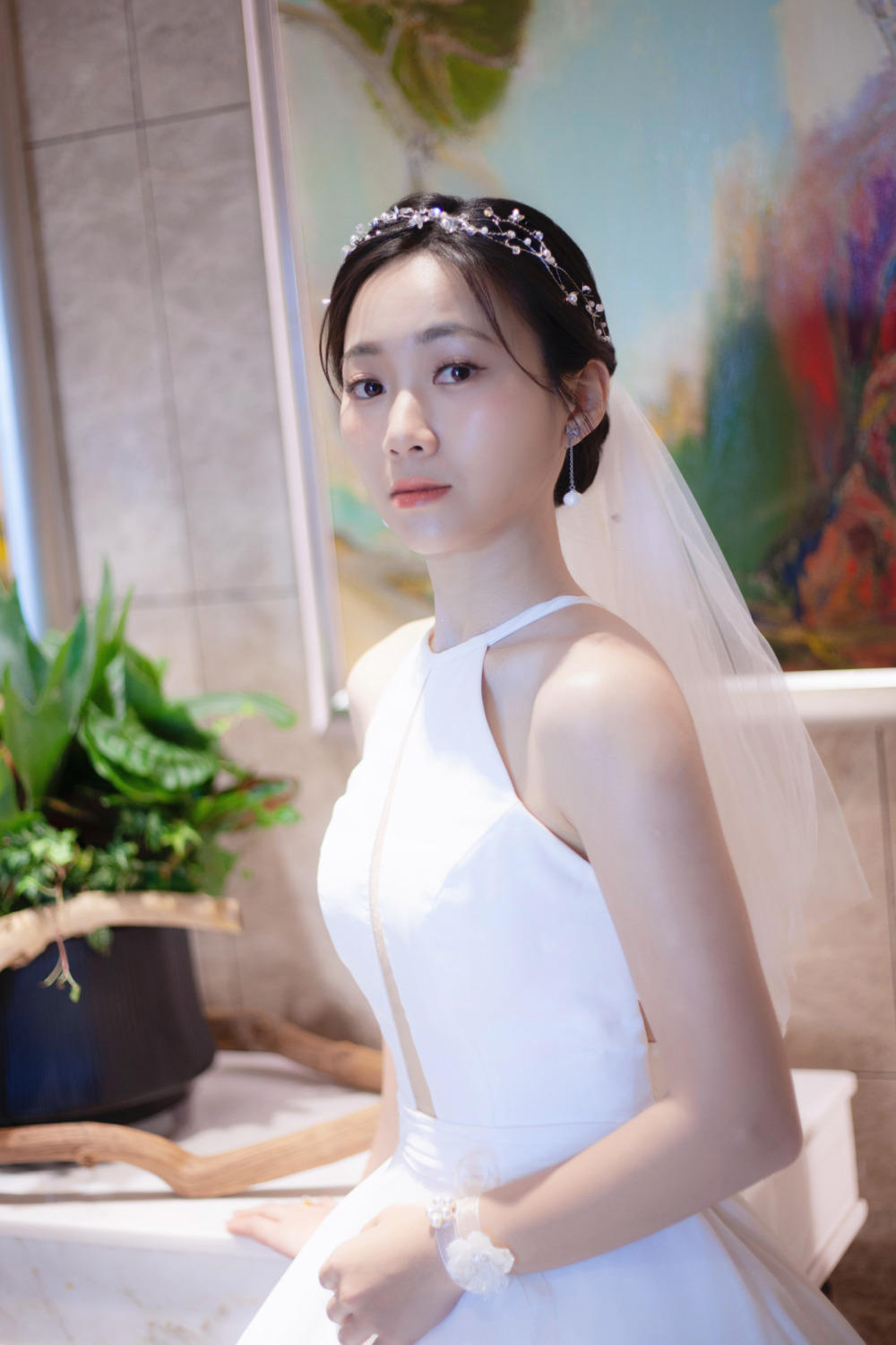 韓系簡約風格白紗造型,黑髮編髮新娘髮型,台北六福萬怡婚宴,短髮新娘盤髮,韓系風格新娘造型,韓系自然精緻妝感,韓系緞面款白紗禮服