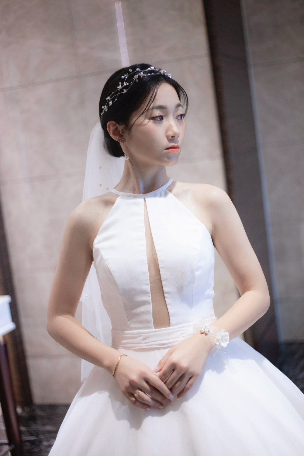 台北新秘|韓系精緻妝容乾淨簡約黑髮又短髮新娘造型 涵 韓系簡約風格白紗造型,黑髮編髮新娘髮型,台北六福萬怡婚宴,短髮新娘盤髮,韓系風格新娘造型,韓系自然精緻妝感,韓系緞面款白紗禮服,韓系空氣瀏海